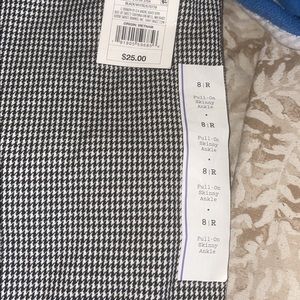 Size 8, never worn pattern style dress pants.
